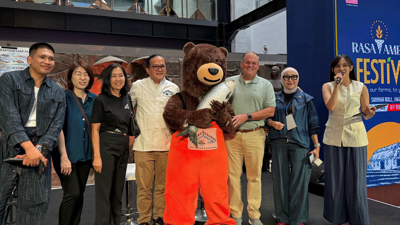 अलास्का पोलक ने इंडोनेशिया में कृषि व्यापार मिशन के दौरान प्रदर्शन किया